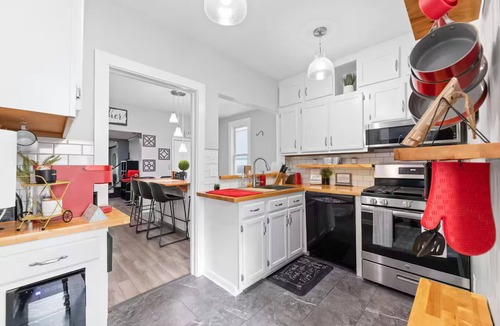Detroit - Shoreway House | Luxe · Pool Table · King Bed · 3 TVs · Free Prking