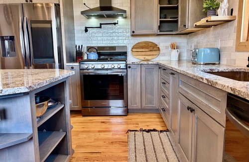 Saint Mary's Cabin | LUXE Retreat w/Views, Hot Tub & Game Room
