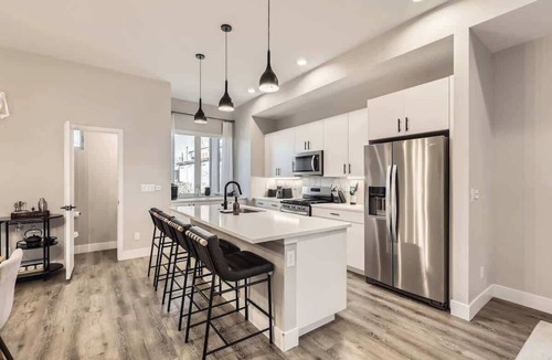 Sunnyside House | Luxe Rooftop Escape | City & Mountain Views