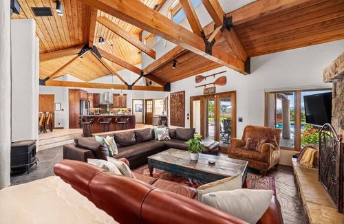 Templeton House | Luxe, sleeps 8, Spa, Pool, EV, Kings, No Chores! Designer Retreat & Epic Yard!
