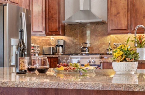 Templeton House | Luxe, sleeps 8, Spa, Pool, EV, Kings, No Chores! Designer Retreat & Epic Yard!