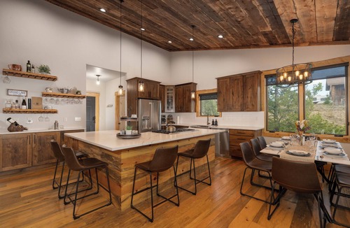 Grand Lake Ski Chalet | Luxe Summer Chalet: Epic Lake Views, Cinema & Gym - 8 Min to RMNP + Hot Tub