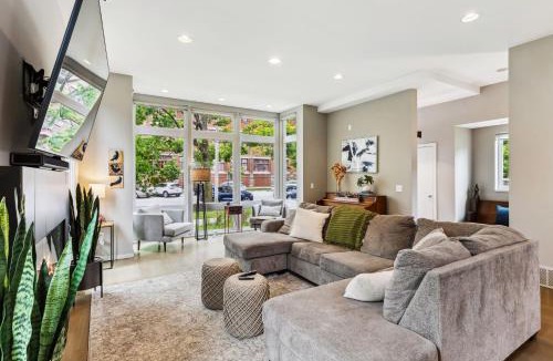 Tremont House | Luxuary Tremont Home - Movie Room, Pet & Baby Friendly