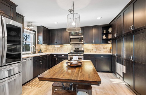 Greentown House | Luxurious 1875 centrally loc. Canton/Akron home, expansive primary & sunset view