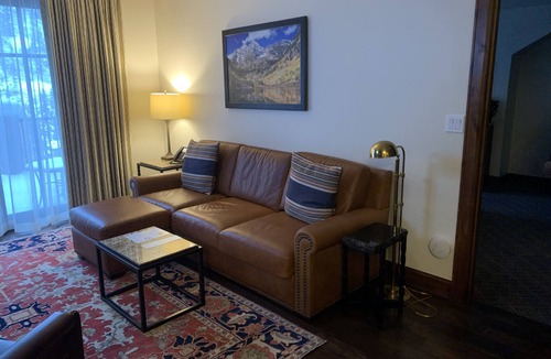 Aspen Condo | Luxurious 2 bed 2.5 bath condo sleep 6! Skiin/ski out, pools/Ritz amenities