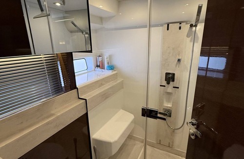Sailboat Bend Boat Rental | Luxurious 3-bedroom yacht cruising the beautiful Fort Lauderdale waters