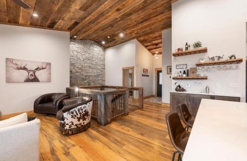 Grand Lake Ski Chalet | Luxurious Chalet - Epic Views, Hot Tub, Gym, Game Room, & 4k Projector in Grand Lake