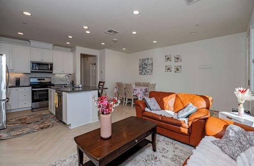 Ontario Apartment | Luxurious Cozy Ontario Home Ideal Family Retreat