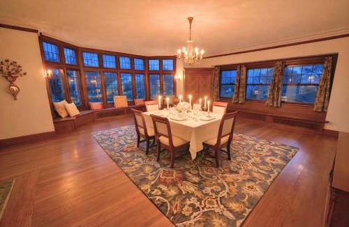 Cleveland Villa | Luxurious Mansion for Large Groups