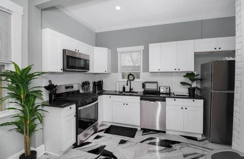 Tremont House | Luxurious Retreat - 2 mins to MetroHeath main campus - 6 bed 3 bath