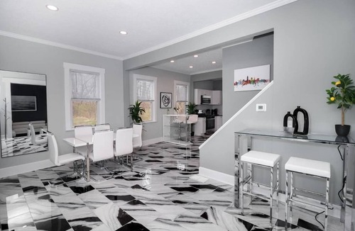 Tremont House | Luxurious Retreat - 2 mins to MetroHeath main campus - 6 bed 3 bath