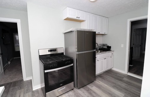 Tremont House | Luxurious Retreat - 2 mins to MetroHeath main campus - 6 bed 3 bath