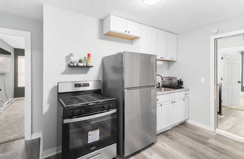 Tremont House | Luxurious Retreat - 2 mins to MetroHeath main campus - 6 bed 3 bath