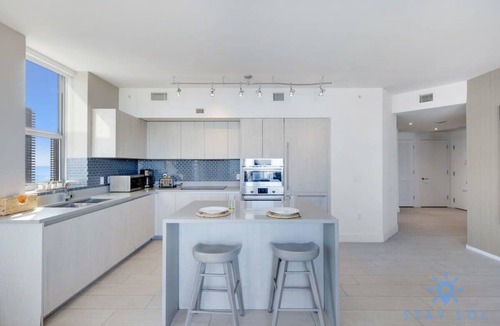 Hollywood South Central Beach Apartment | Luxury 2Br| Front Ocean| Bay View| Amazing Pools