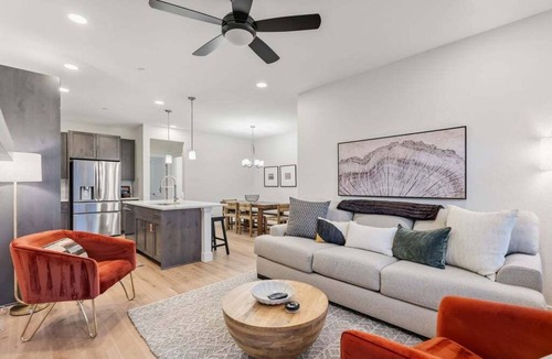 Rendezvous House | Luxury 3 bedroom, mt view, private patio