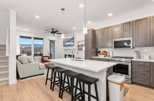 Rendezvous House | Luxury 3 bedroom, mt view, private patio