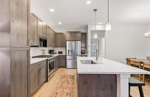Rendezvous House | Luxury 3 bedroom, mt view, private patio