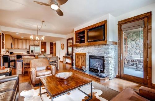 Four O'Clock Apartment | Luxury 3 Bedroom Ski In, Ski Out Mountain Vacation Rental Just Steps From The Snowflake Ski Lift