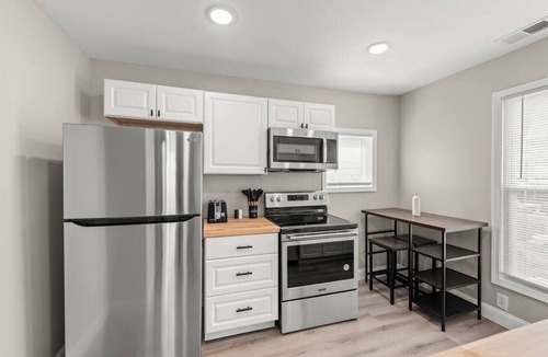 Hough Apartment | Luxury 3BR Apt Near Cleveland Clinic w/Parking