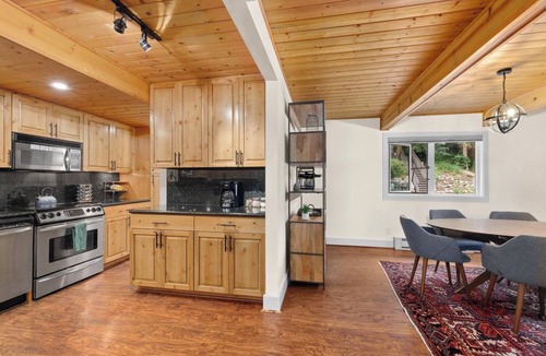 Intermountain House | Luxury 5 bd 3,100 sq ft home on the river-3 min walk to free shuttle w/hot tub