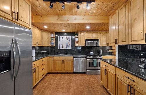 Intermountain House | Luxury 5 bd 3,100 sq ft home on the river-3 min walk to free shuttle w/hot tub