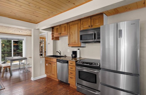 Intermountain House | Luxury 5 bd 3,100 sq ft home on the river-3 min walk to free shuttle w/hot tub
