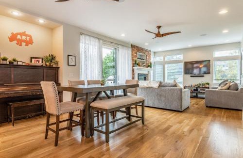 Highland Villa | Luxury 5-Bedroom Home in LoHi