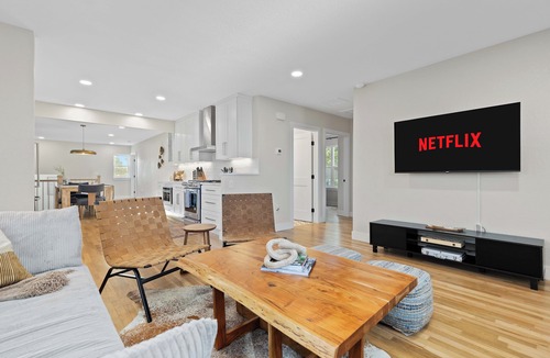 Berkley House | Luxury 5BR House, Hot Tub, Games, Movie Room & Yard