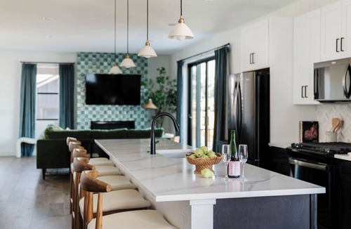 Berkley House | Luxury 5BR with hot tub, heated game garage, mini golf, outdoor projector