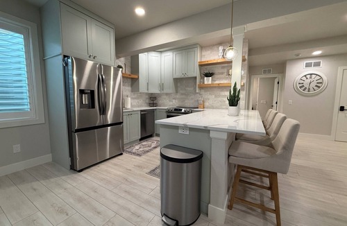 Berthoud House | Luxury Colorado Retreat w/Hot Tub, 7 King Beds, 2 Kitchens & Mountain Sunsets