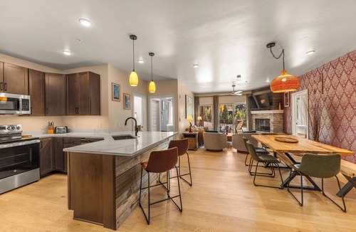 Lakeside Village Condo | Luxury Condo - Full Spa - Steps to Keystone free shuttle!