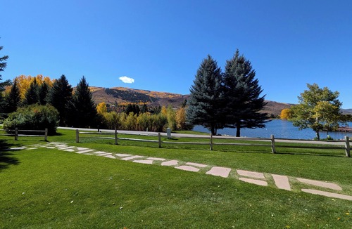 Avon Condo | Luxury Condo w/FREE WiFi, Parking, Heated Pool, Hot Tubs, Skier Shuttles