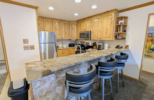 Avon Condo | Luxury Condo w/FREE WiFi, Parking, Heated Pool, Hot Tubs, Skier Shuttles