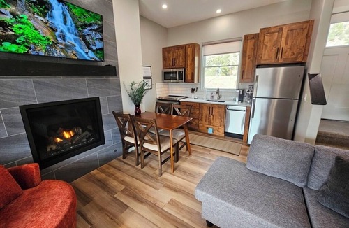 South Fork House | Luxury Cozy Mountain Cabin & River Retreat, Outstanding location. AC & WIFI 55A