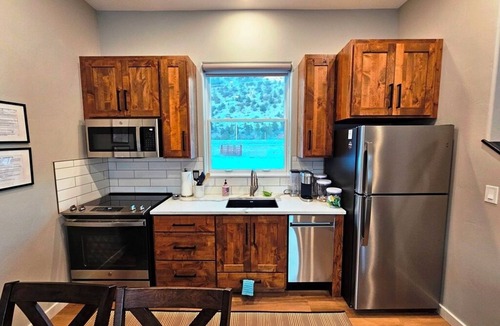 South Fork House | Luxury Cozy Mountain Cabin & River Retreat, Outstanding location. AC & WIFI 55A