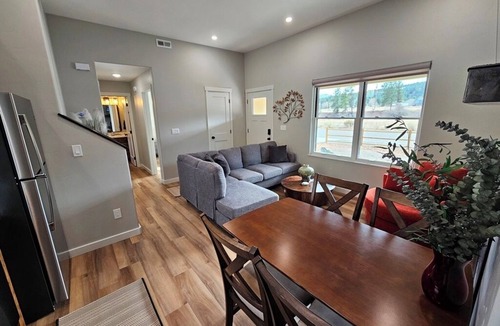South Fork House | Luxury Cozy Mountain Cabin & River Retreat, Outstanding location. AC & WIFI 55A