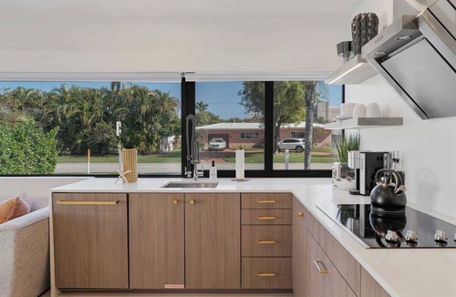 North Corals Apartment | Luxury Florida King Bed Studio - Dog Friendly Oasis