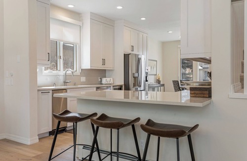 Edwards House | Luxury Home - 6-Bedrooms with 4 Kings + Game Room