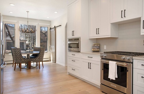 Edwards House | Luxury Home - 6-Bedrooms with 4 Kings + Game Room