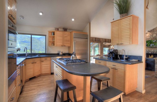 Durango House | Luxury Home with Great Views, Decks, Hot Tub, AC - 15 Min to Downtown Durango