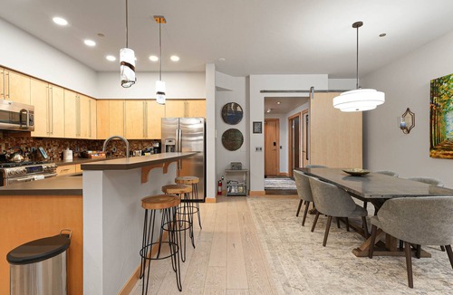 Downtown Steamboat Springs Condo | LUXURY IN DOWNTOWN, A/C, GARAGE, SKI LOCKER ON MTN, FREE BUS, 2 KING 1 QN BED