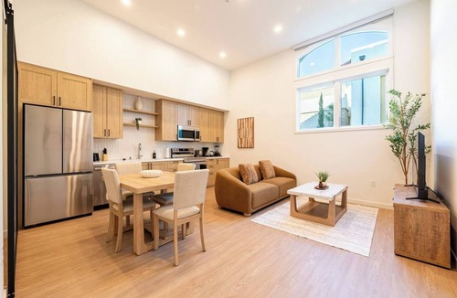 San Bernardino County Apartment | Luxury King 1B1B｜Pool & Spa｜Smart 4K TVs ALL Room