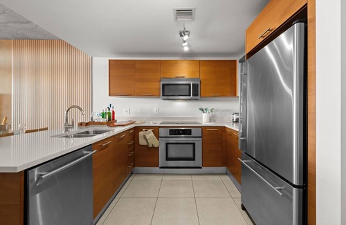 Midtown Condo | Luxury! King-size Bed, free Parking, Drink-Bar, BBQ, Rooftop Pool, Gym.