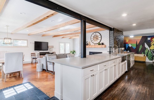 Barths House | Luxury Mid-Mod Retreat ~ 5★ Location ~ ♛Royal Beds