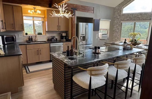 Florissant Ski Chalet | Luxury Mountain Chalet w/hot tub, Sauna and Views. Sleeps 12