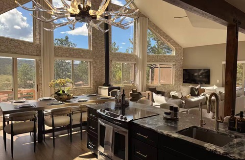 Florissant Ski Chalet | Luxury Mountain Chalet w/hot tub, Sauna and Views. Sleeps 12