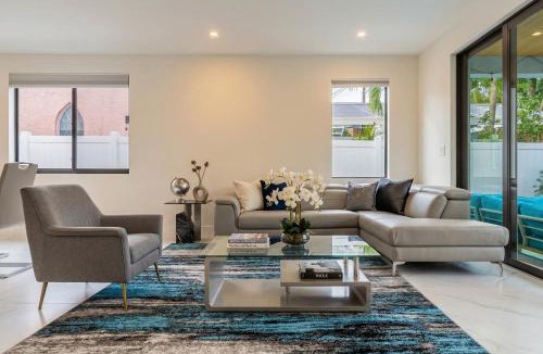 Colee Hammock House | Luxury Paradise walk to Las Olas -5 mins to Beach