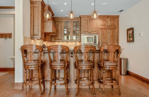 Vail Condo | Luxury Penthouse Condo with Covered Parking - 2 Minute Walk to Cascade Lift