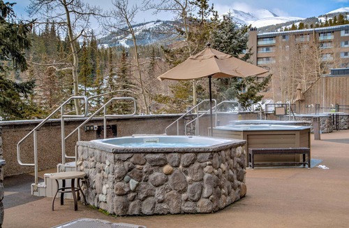 Peak 9 Condo | Luxury Pet-Friendly|Top Floor Ski Views|Hot Tubs