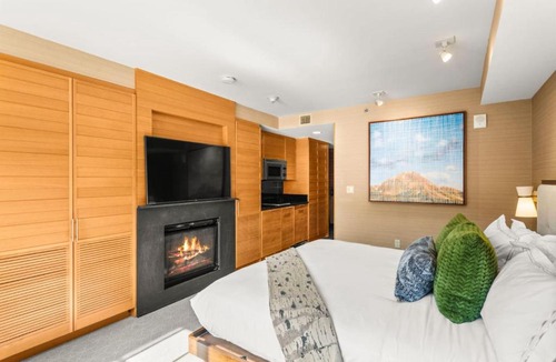 Snowmass Village Apartment | Luxury Resort Ski In Ski Out Studio